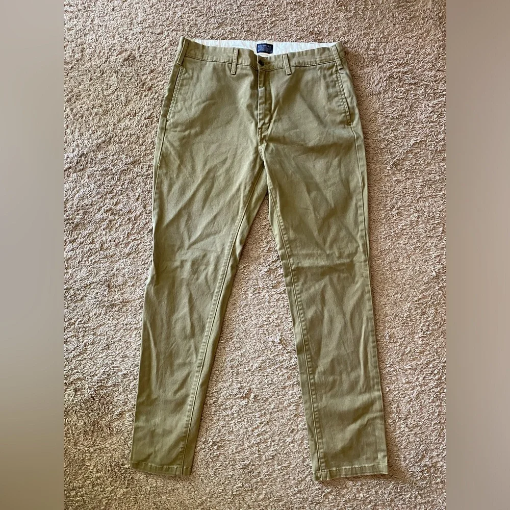 Levi’s chinos khaki straight legs tapered men’s pants size W33 L32